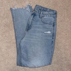 American Eagle Strigid Curvy Ripped Mom Jean